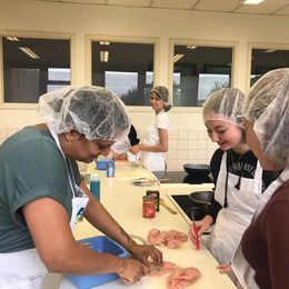 Leerlingen basiszorg en ondersteuning aan het werk in de keuken