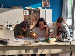 Leerlingen van IMK tijdens de les in het wetenschapslokaal